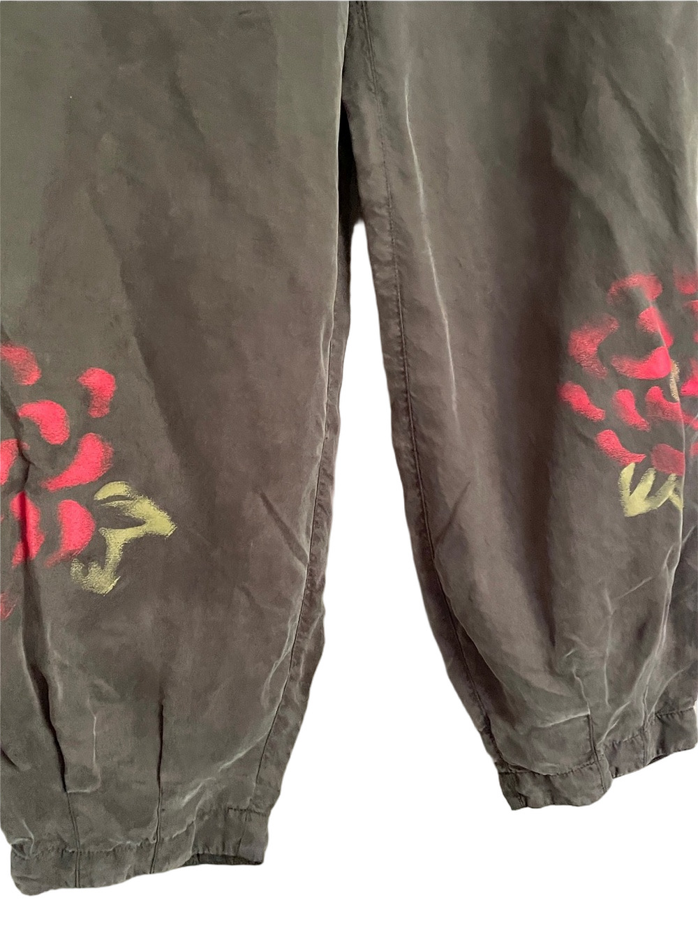Gray Silk Balloon Capri Pants w/ Hand Painted Flowers - XS / Small 🎈 - Picture 5 of 11